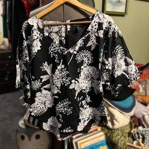 White House black market women’s floral blouse in black and white like new Med